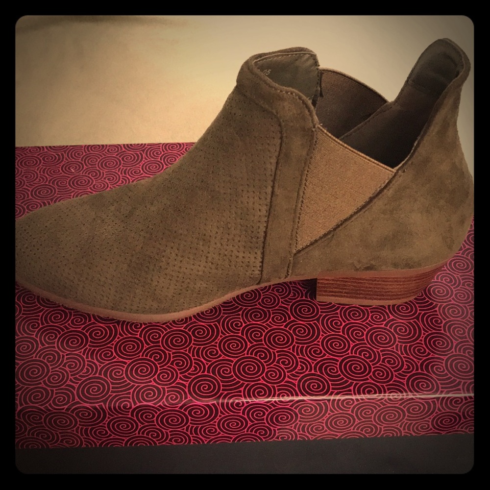 Booties- olive green size 7 Refresh brand